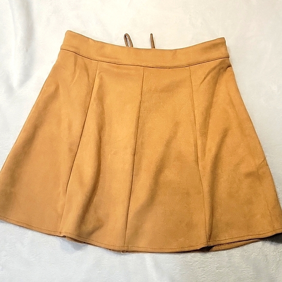 đź’ĄPRICE DROPđź’ĄTan suede button down skirt - Picture 5 of 5